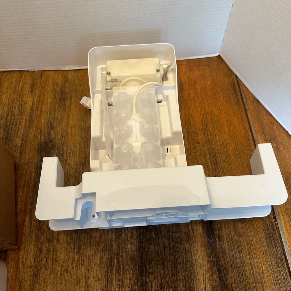 FRIGIDAIRE 243297611 Refrigerator Ice Maker (A21755301) New